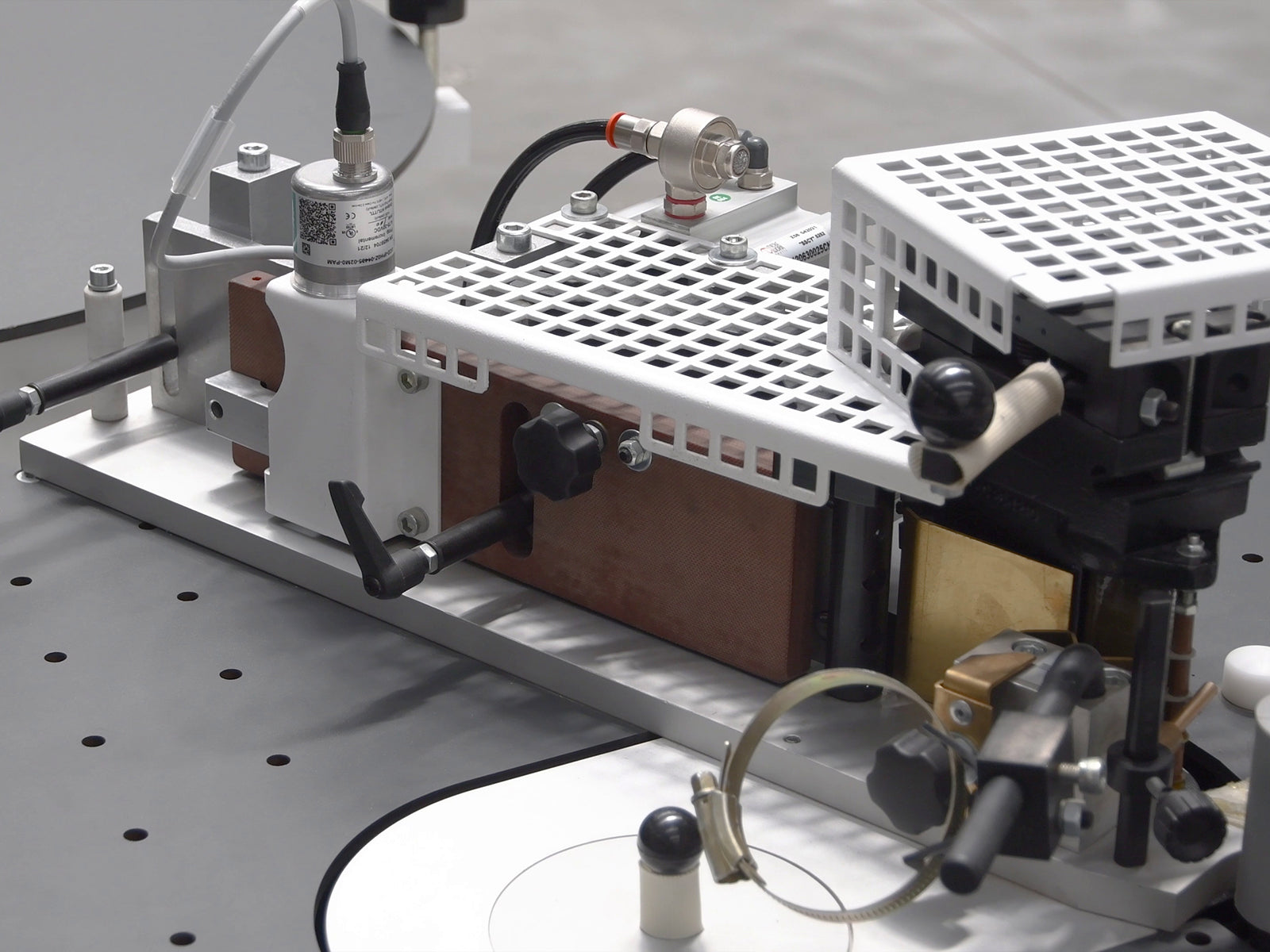 EDGETEQ T-200 - The flexible solution for all shaped parts